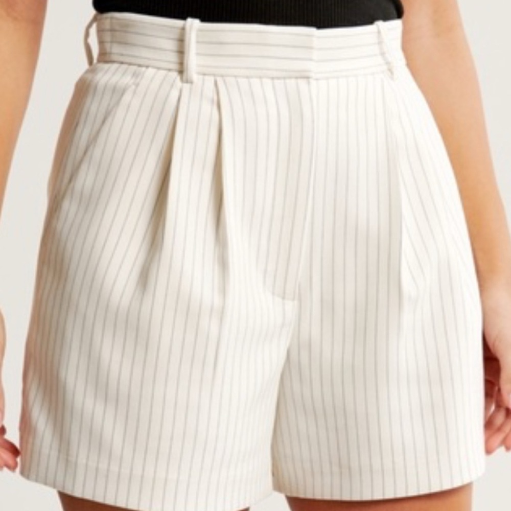 A&F Sloane Tailored Women’s Short - White Stripe